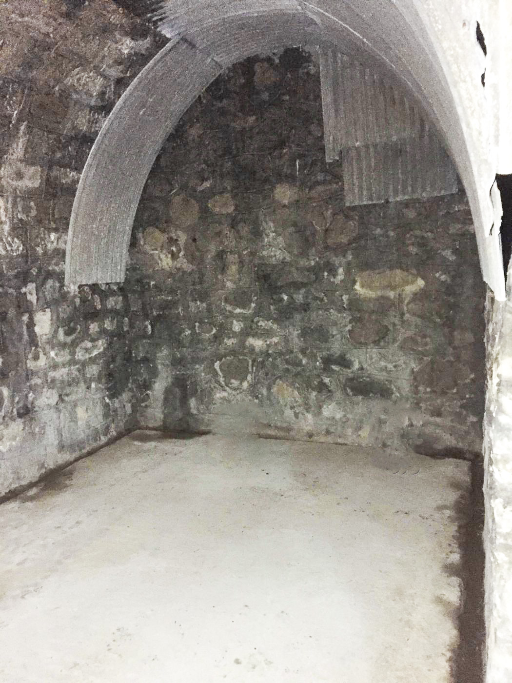 Ligne Maginot - CAMP D'ARGENT - COL DE TURINI - (Dépôt de Munitions) - Une petite pièce de stockage au fond de la galerie droite - Simon GREBOVAL