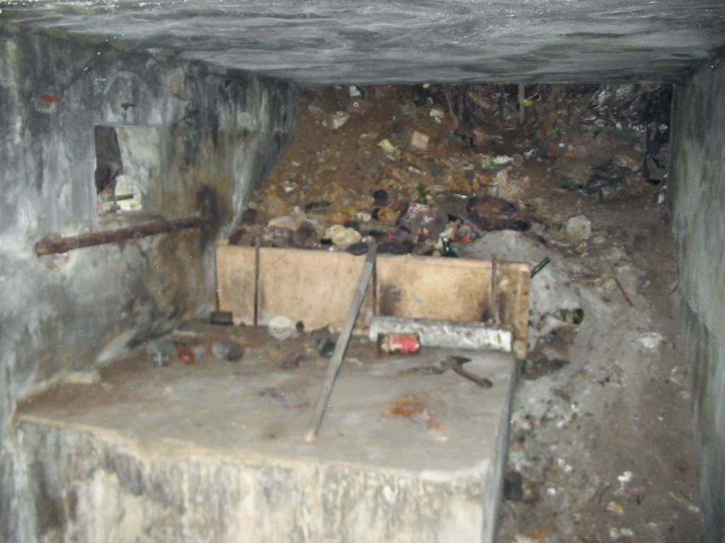 Ligne Maginot - 412B - PETIT RHIN (PC ACTIF) - (PC) - Dans la chambre de tir, l'ouverture (comblée) vers le Petit-Rhin, donnant probablement accès à un embarcadère - A. SCHOEN