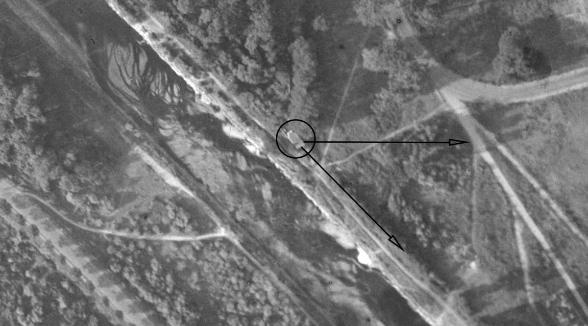 Ligne Maginot - 412F - PETIT RHIN - CHAMP DE COURSES - (Blockhaus pour arme infanterie) - Photo aérienne de 1947
Avec indication des directions de tir - IGN - Géoportail 1947