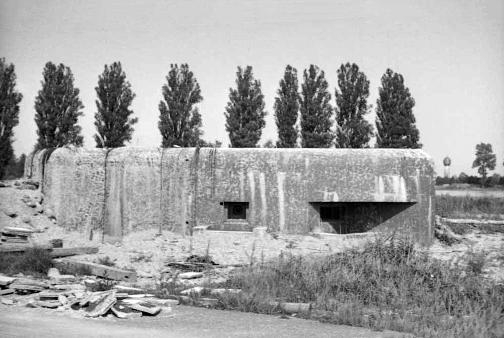 Ligne Maginot - 415 - RIEBEL - (Casemate d'infanterie) - Vue sur la chambre de tir Sud - Inconnu
