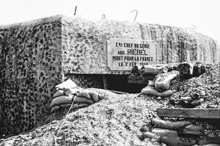 Ligne Maginot - 415 - RIEBEL - (Casemate d'infanterie) - La plaque commémorative apposée suite au décès du Cal Chef RIEBEL - Inconnu