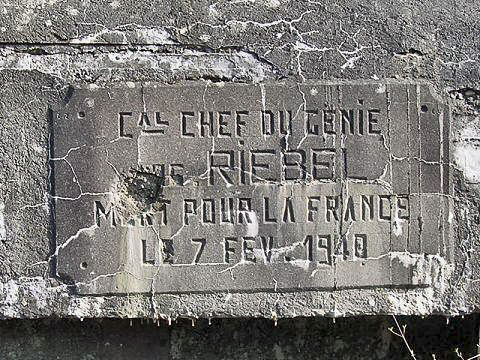 Ligne Maginot - 415 - RIEBEL - (Casemate d'infanterie - Simple) - La plaque commémorative apposée suite au décès du Cal Chef RIEBEL - AALMA