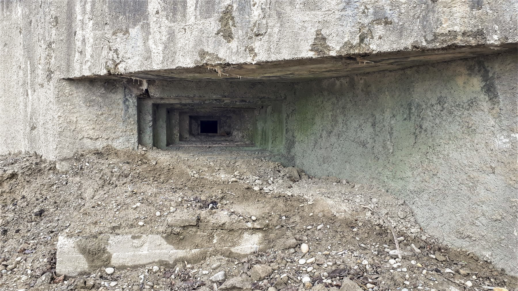 Ligne Maginot - 415 - RIEBEL - (Casemate d'infanterie) - Chambre de tir Sud
Créneau mitrailleuse - Les Gardiens du Rhin