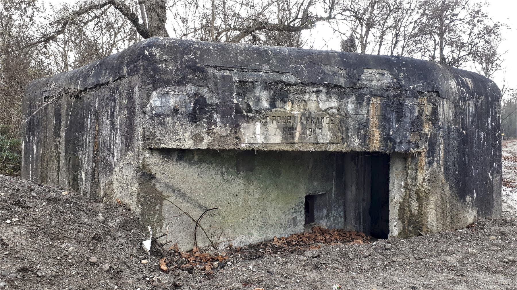 Ligne Maginot - 415 - RIEBEL - (Casemate d'infanterie) - L'entrée et le créneau FM de défense rapprochée équipé d'une trémie type A - Les Gardiens du Rhin
