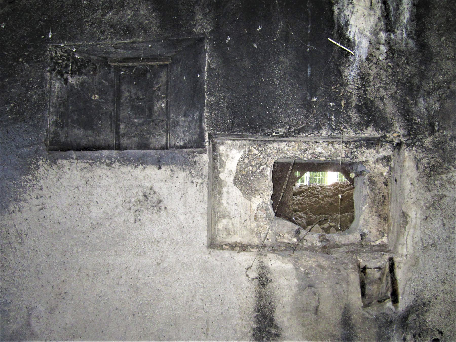 Ligne Maginot - 415 - RIEBEL - (Casemate d'infanterie) - Niche à lampe et créneau FM de défense de l'entrée - Les Gardiens du Rhin