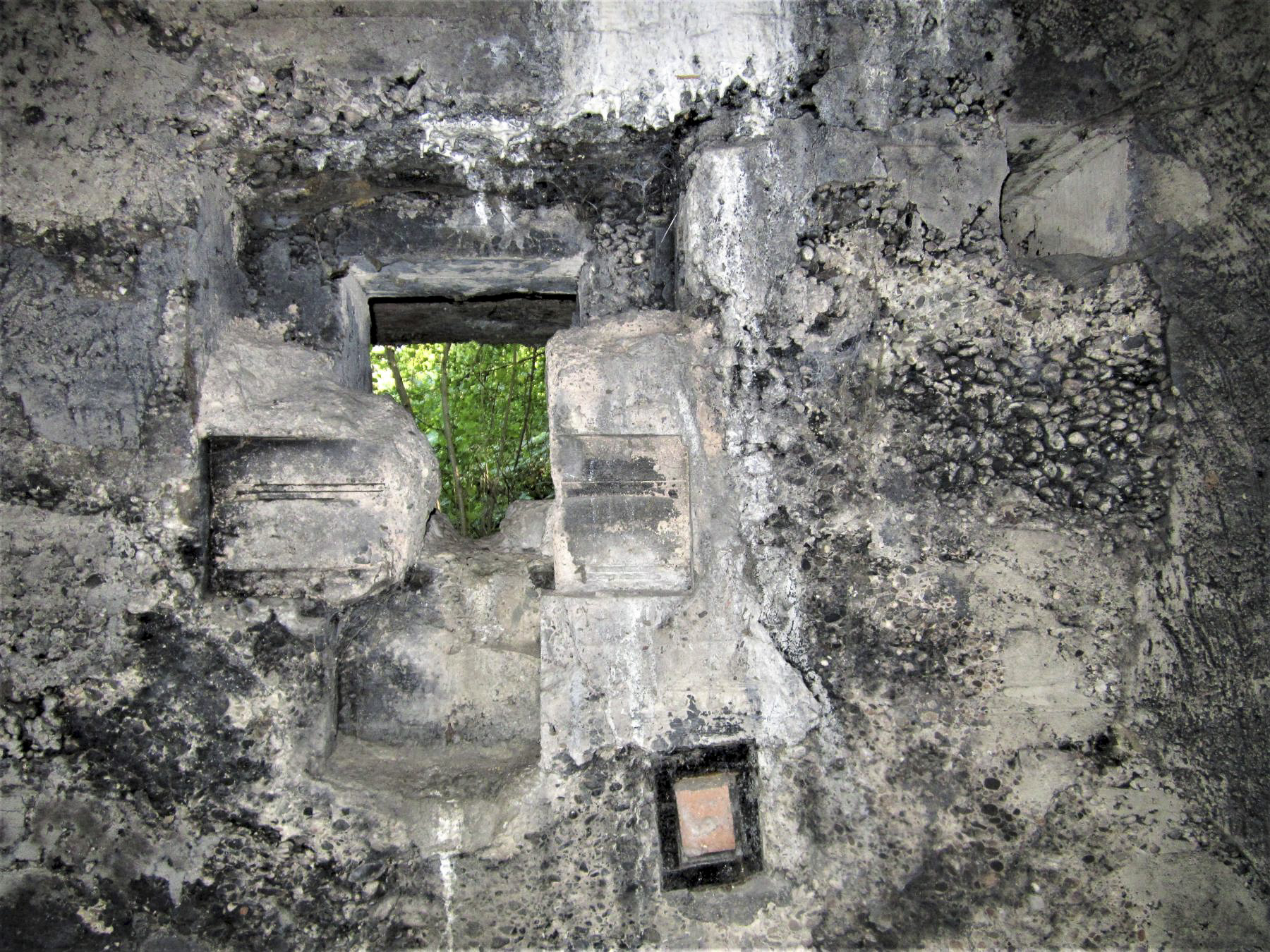 Ligne Maginot - 415 - RIEBEL - (Casemate d'infanterie) - Chambre de tir Nord
Créneau mitrailleuse - Les Gardiens du Rhin