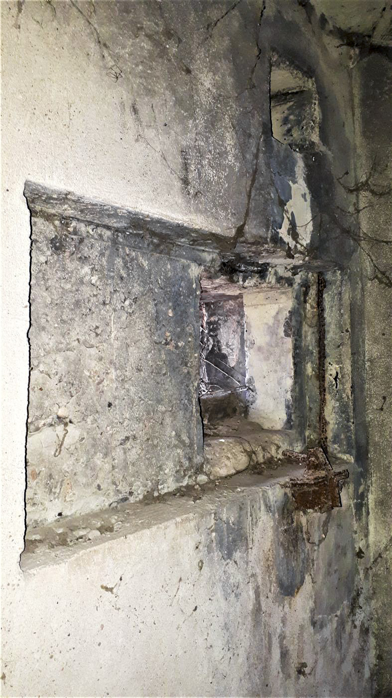 Ligne Maginot - 415D - PORT DU RHIN CENTRE 3 - (Blockhaus pour arme infanterie) - Chambre de tir supérieur
Créneau nord et support du FM - Les Gardiens du Rhin