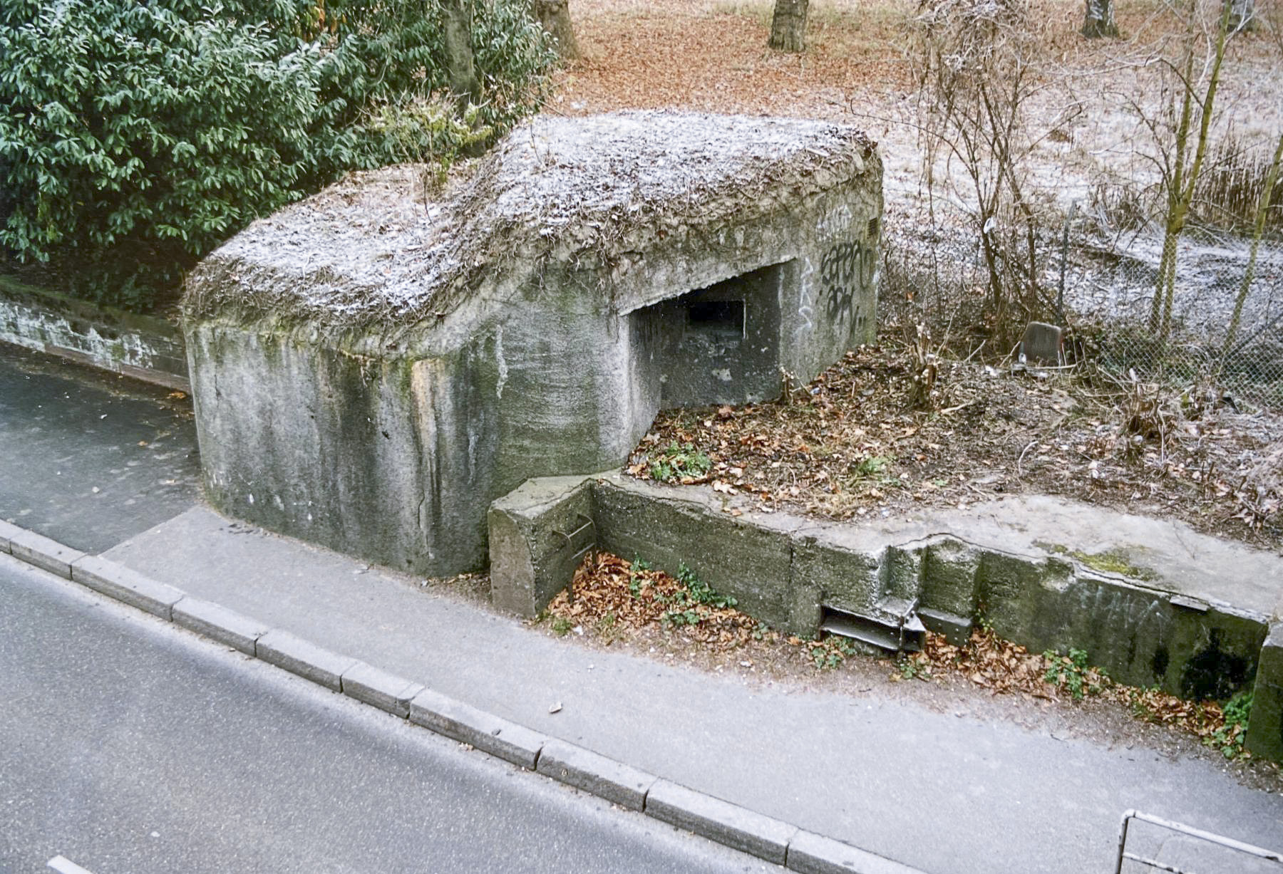Ligne Maginot - ROUTE DU RHIN  - (Barrage de Route) - Vue des ancrages coté sud avec le blockhaus de couverture - Jean-Louis NOSPELD
