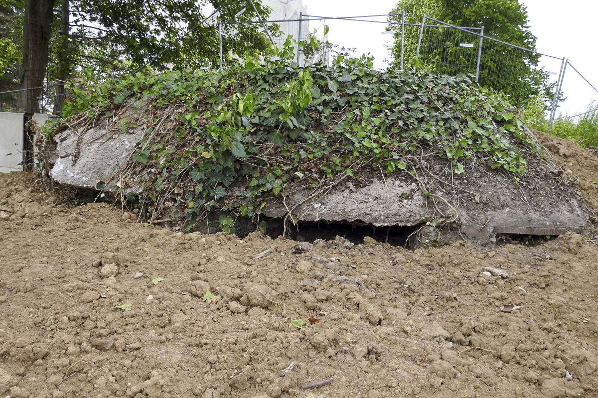 Ligne Maginot - 452C - BASSIN DES REMPARTS - (Blockhaus pour arme infanterie) - Le bloc en zone travaux - Alain Perouffe
