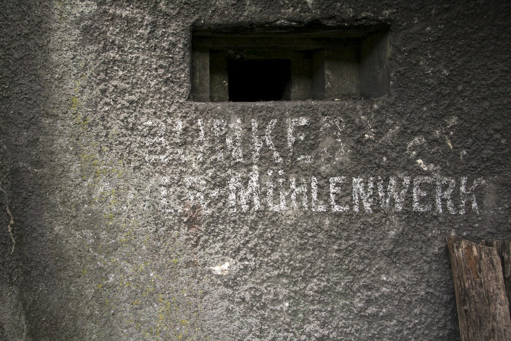 Ligne Maginot - 476 - BASSIN LOUIS ARMAND 1 - (Blockhaus pour canon) - Créneau de défense rapprochée des entrées
Marquage allemand 'Bunker der Mühlenwerk' - Alain Perouffe