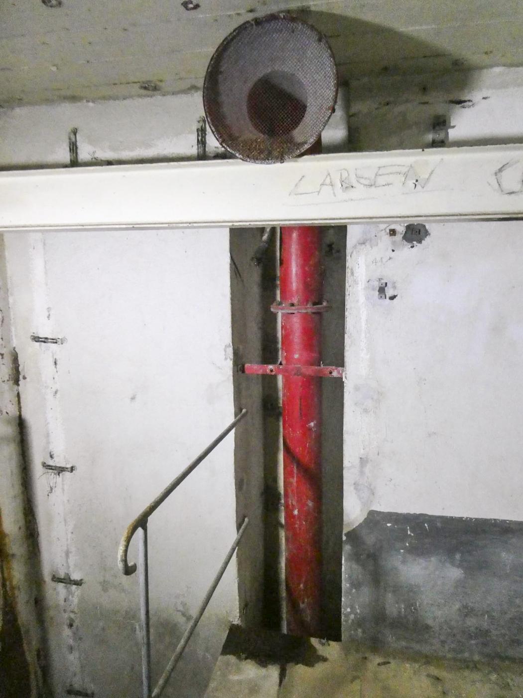 Ligne Maginot - MONT AGEL - (Ouvrage d'artillerie) - Bloc 4
Ventilation et poutre servant de monte-charge - ELLENA Daniel - CUNY Philippe
