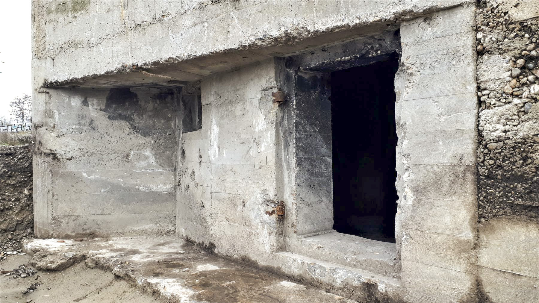 Ligne Maginot - 476E - MINOTERIE - (Blockhaus pour arme infanterie) - L'entrée
Noter les impacts sous le créneau - Gregory Fuchs