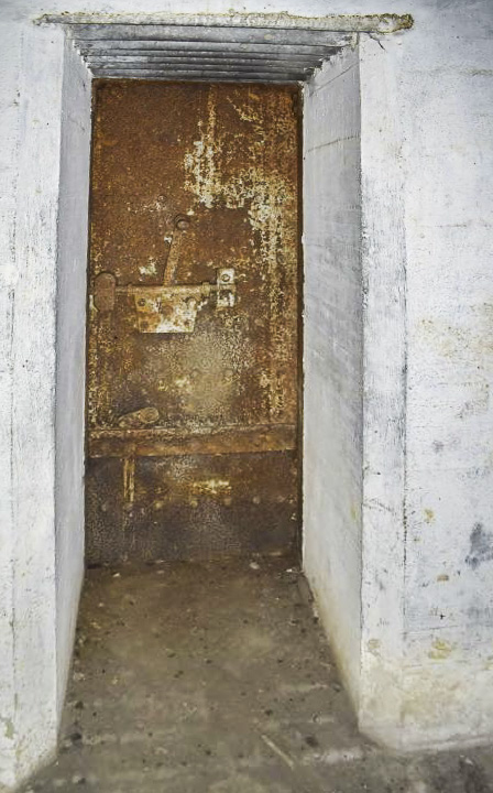 Ligne Maginot - A33 - (Abri) - Salle de troupe à l'extrémité droite
Porte blindée donnant accès au couloir extérieur et à l'entrée renforcée - D. Froehly
