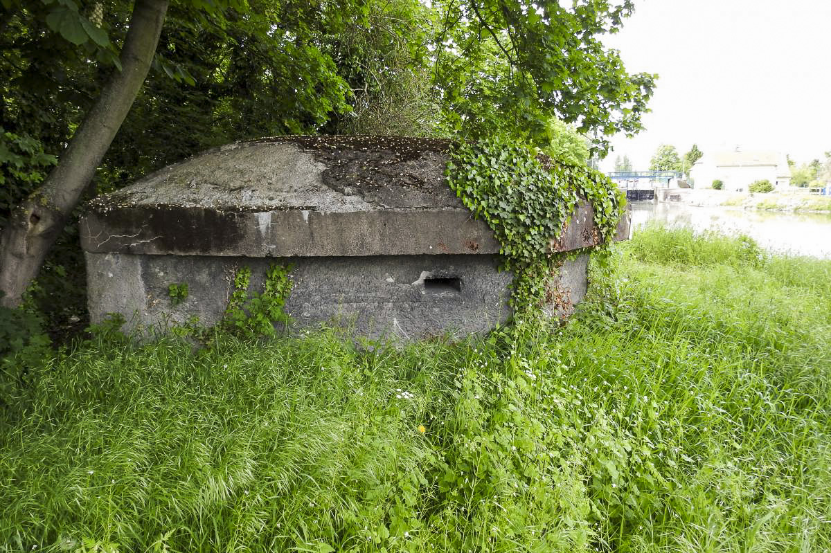 Ligne Maginot - AAR - (Blockhaus pour arme infanterie) - Le bloc est ou a été squatté, brûlé et sert de dépotoir - Alain Perouffe