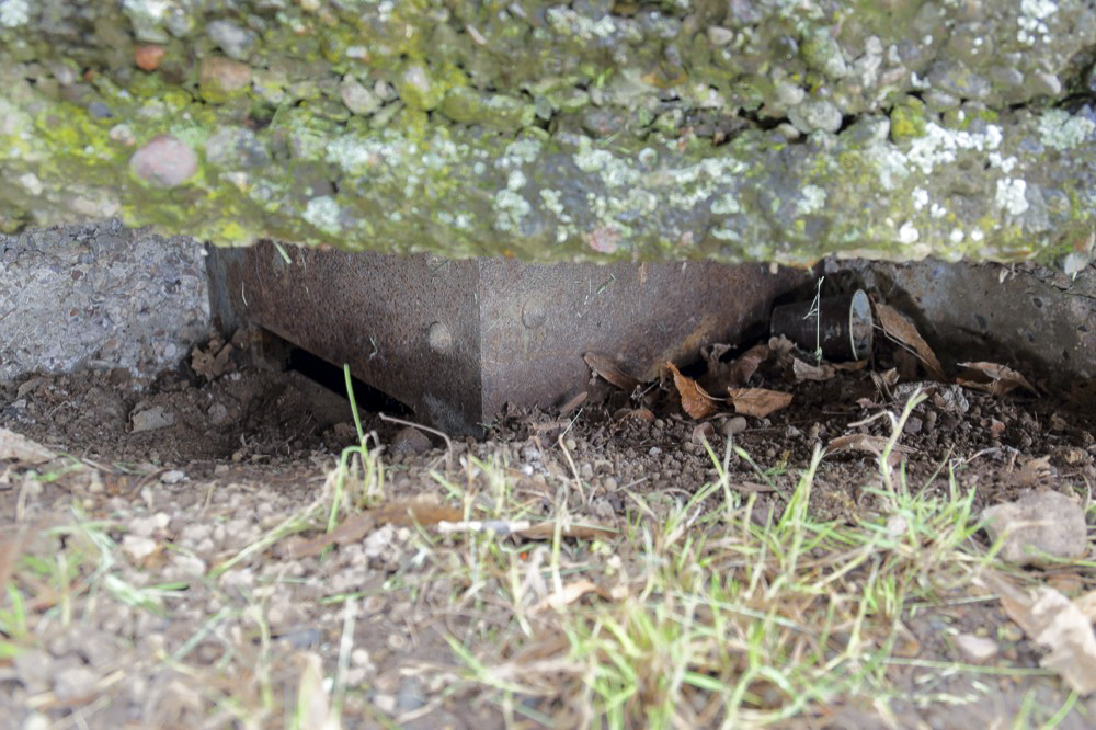Ligne Maginot - AERODROME D'ENTZHEIM - (Observatoire d'infanterie) - La guérite pentagonale noyée dans le bétonnage
L'embrasure ne laisse apparaitre que les deux créneaux d'observation frontaux de la guérite - A. SCHOEN