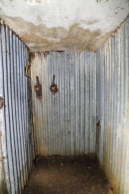 Ligne Maginot - AERODROME D'ENTZHEIM - (Observatoire d'infanterie) - Vue interne à l'opposé de l'observatoire
Le coffrage des murs a été réalisé avec des tôle ondulées galvanisées  - A. SCHOEN
