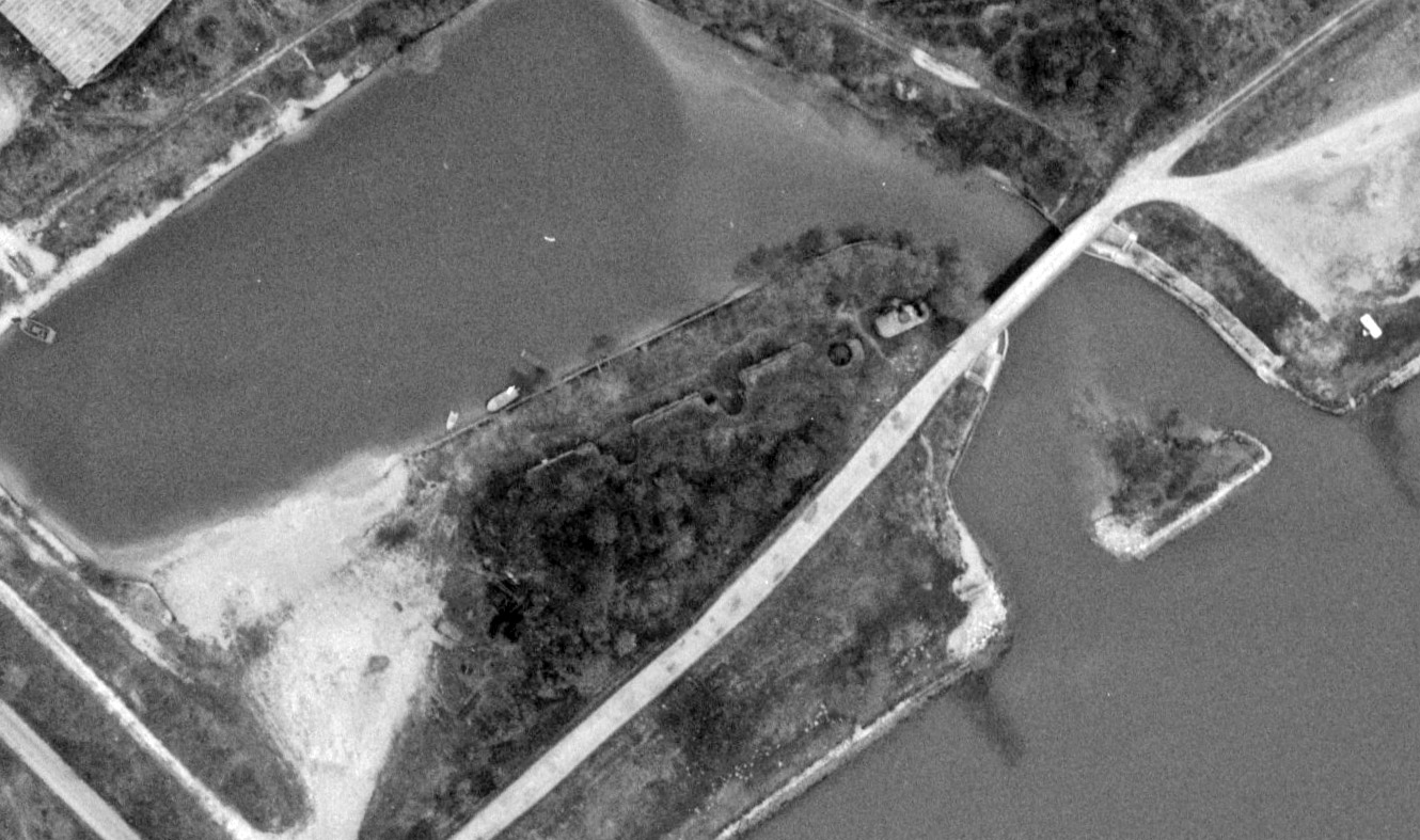 Ligne Maginot - BATTERIE D'ALTENHEIM - (Ouvrage d'infanterie) - La Batterie d'Altenheim en 1964
Le bouclier du faux canon est encore visible dans l'emplacement à l'extrémité droite - IGN - Géoportail 1964