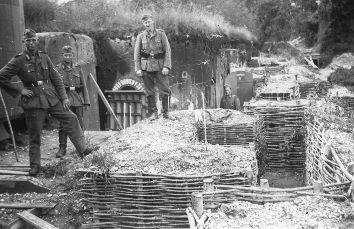 Ligne Maginot - BATTERIE D'ALTENHEIM - (Ouvrage d'infanterie) - Le faux canon installé est visible sur la partie gauche de la photo. Noter les tranchées d'infanterie. - Inconnu 