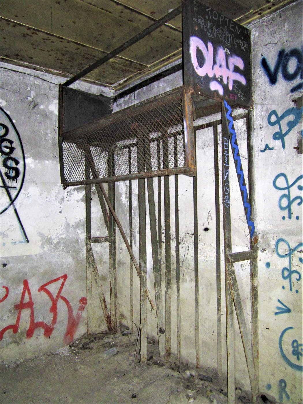 Ligne Maginot - BASSIN DE L'INDUSTRIE - (Casemate d'infanterie - Double) - Chambre de tir Nord
Casier à munitions - Les Gardiens du Rhin