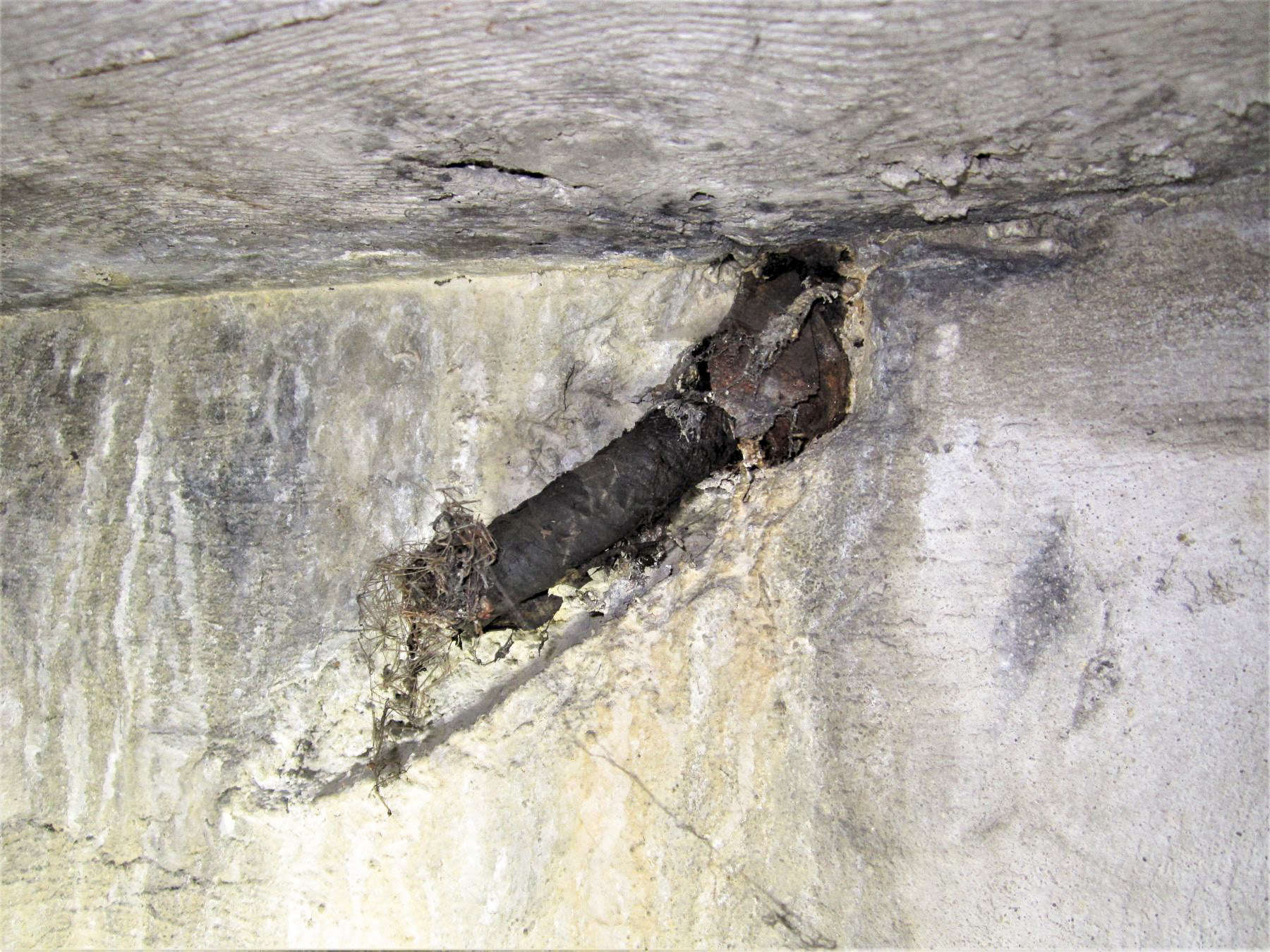 Ligne Maginot - BASSIN DE L'INDUSTRIE - (Casemate d'infanterie - Double) - Galerie d'accès
Arrivée de câble téléphonique - Les Gardiens du Rhin