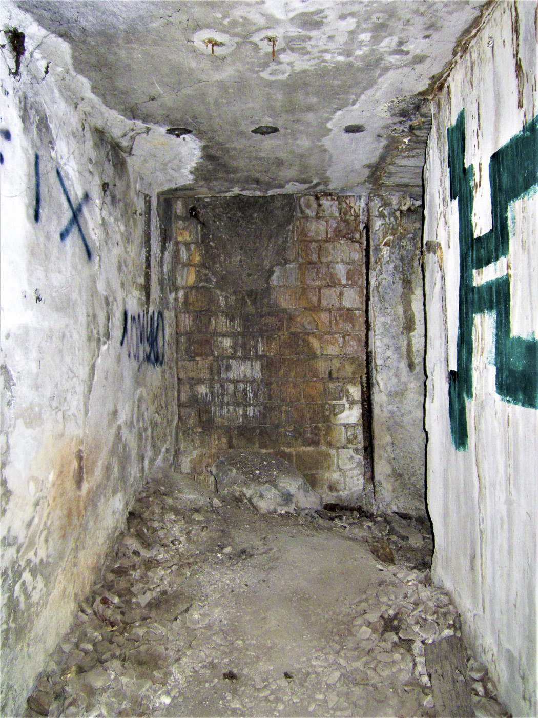 Ligne Maginot - BASSIN DE L'INDUSTRIE - (Casemate d'infanterie - Double) - L'accès vers la berge muré
 - Les Gardiens du Rhin