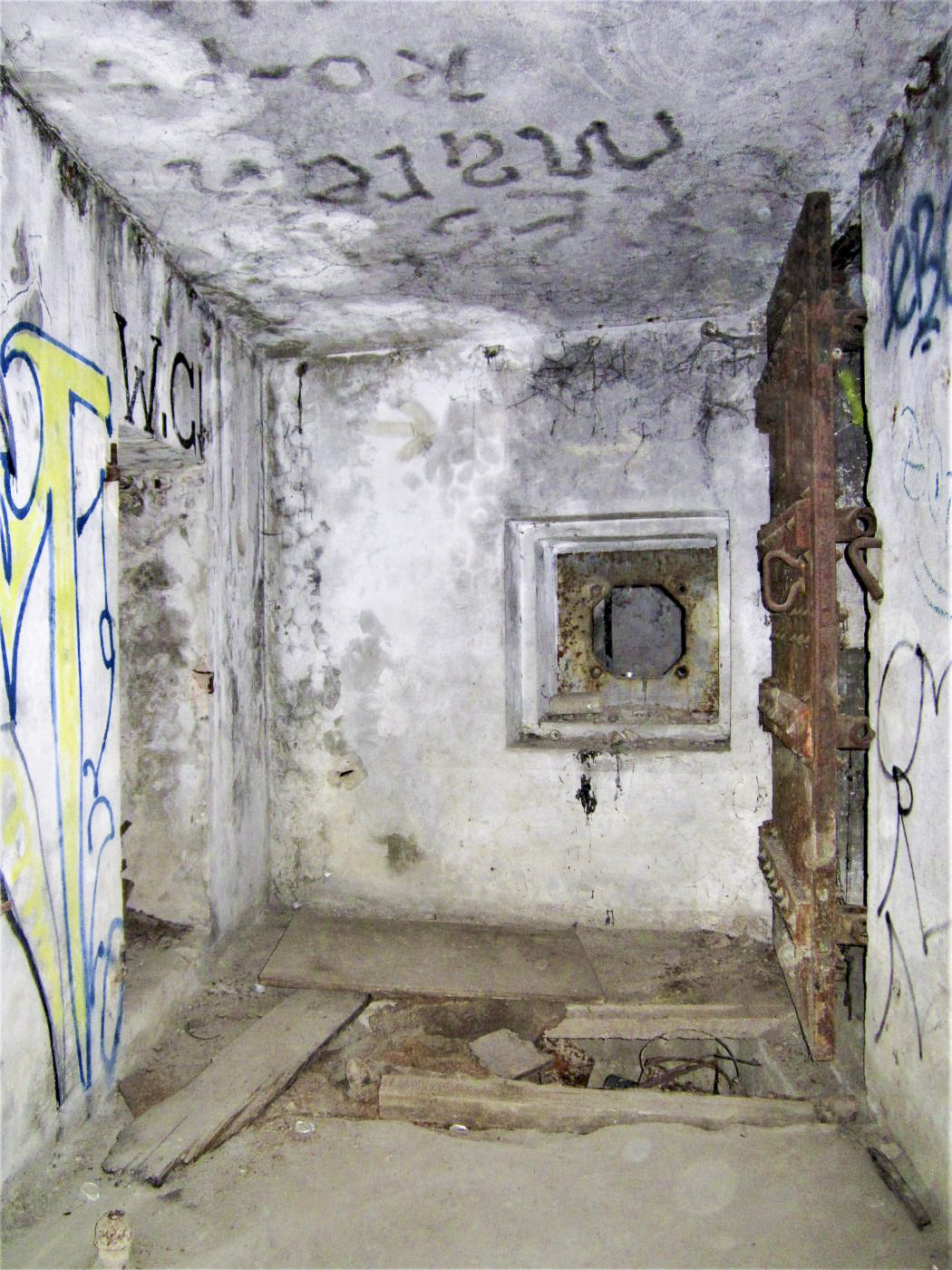 Ligne Maginot - BASSIN DE L'INDUSTRIE - (Casemate d'infanterie - Double) - l'entrée de la casemate et le créneau FM de défense rapprochée - Les Gardiens du Rhin