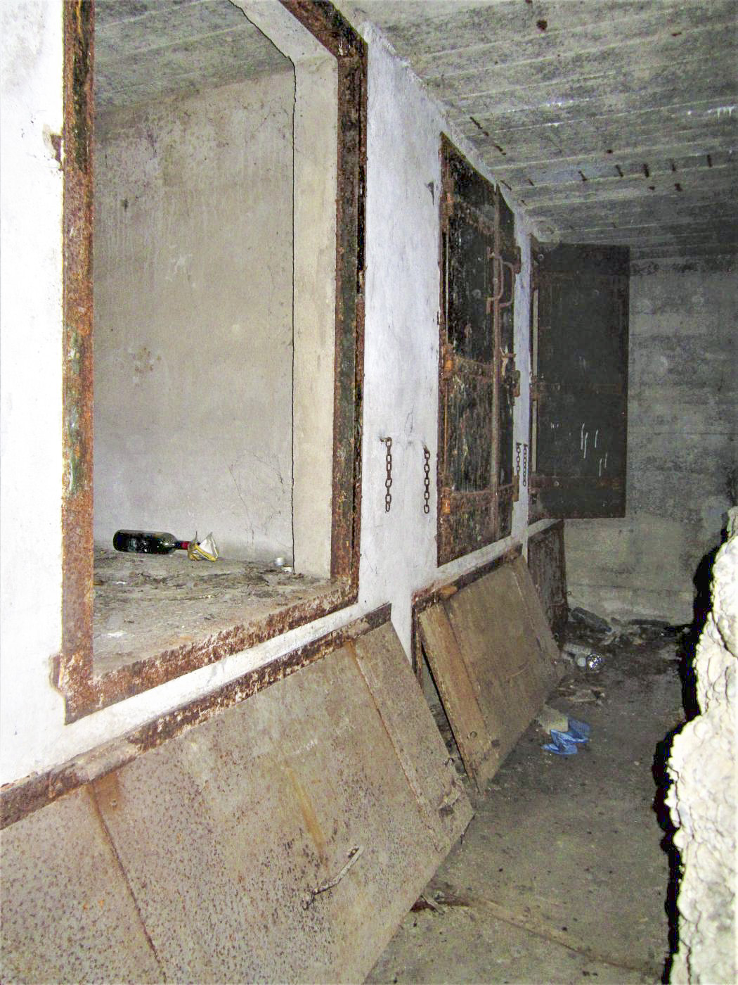 Ligne Maginot - BASSIN DE L'INDUSTRIE - (Casemate d'infanterie - Double) - Niches à mines et grenades - Les Gardiens du Rhin