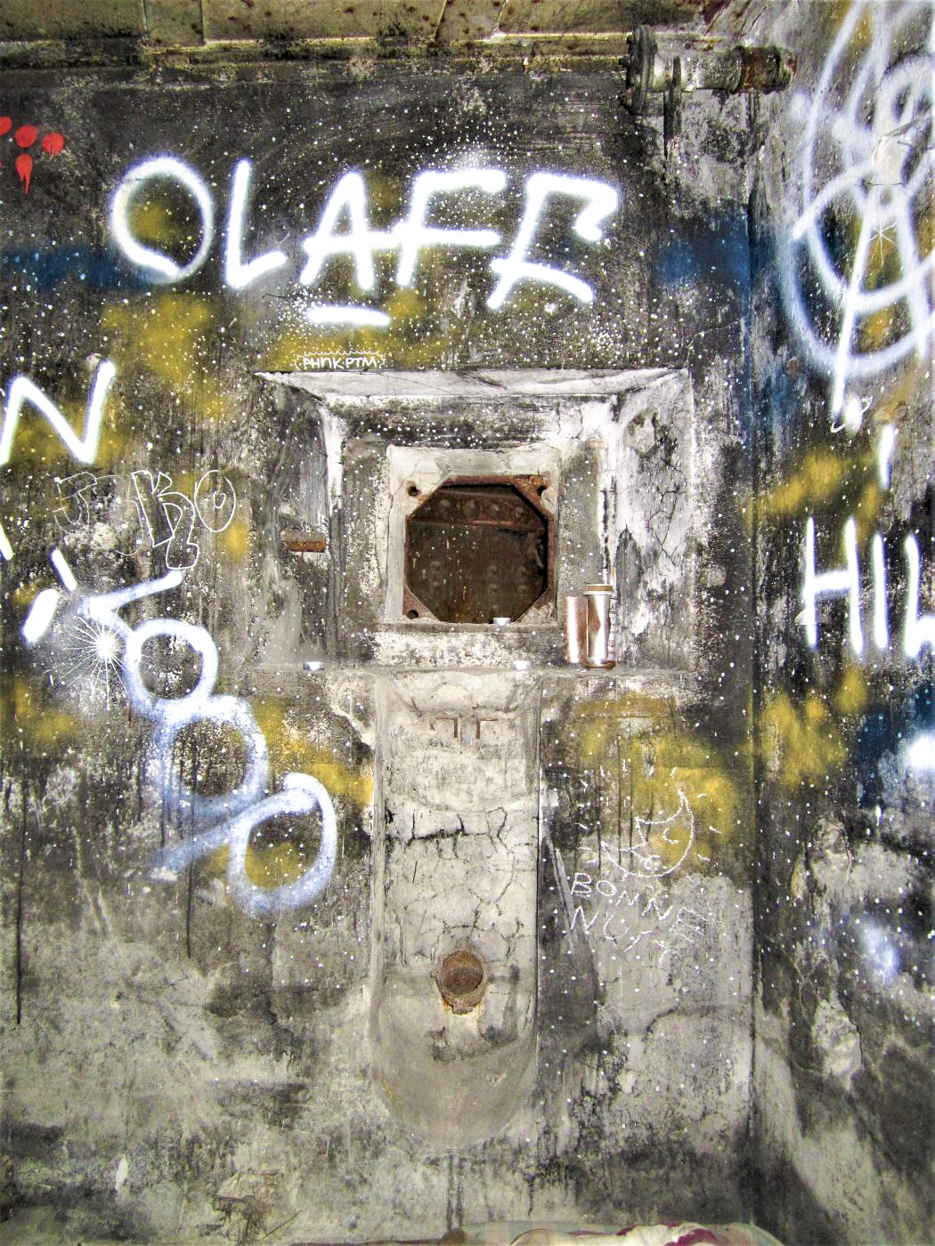 Ligne Maginot - BASSIN DE L'INDUSTRIE - (Casemate d'infanterie - Double) - Chambre de tir Nord
Créneau FM de défense de l'entrée - Les Gardiens du Rhin