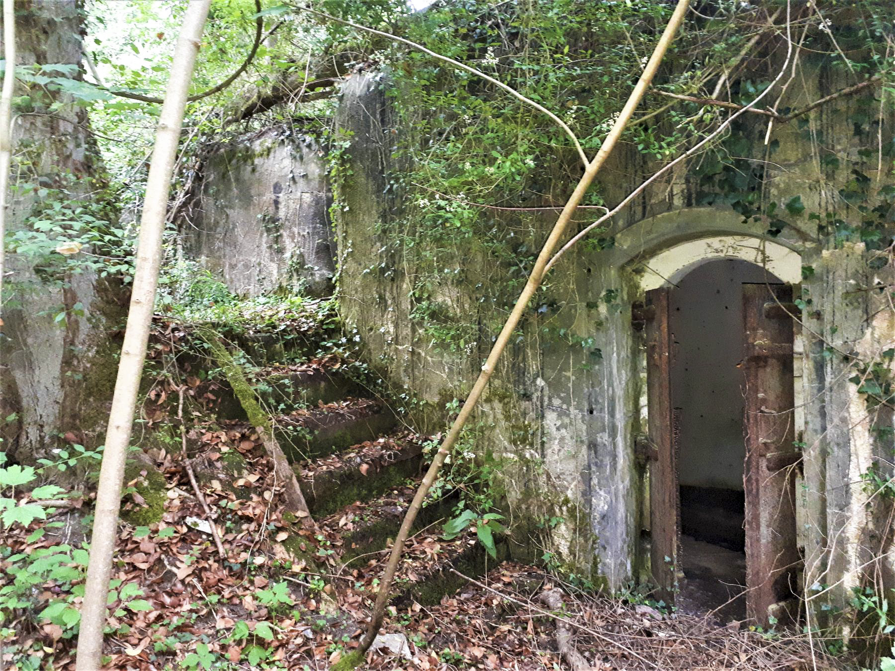 Ligne Maginot - BATTERIE DES PAYSANS - (Cuve pour canon) - PC de batterie et escalier vers l'observatoire d'artillerie - Gregory Fuchs