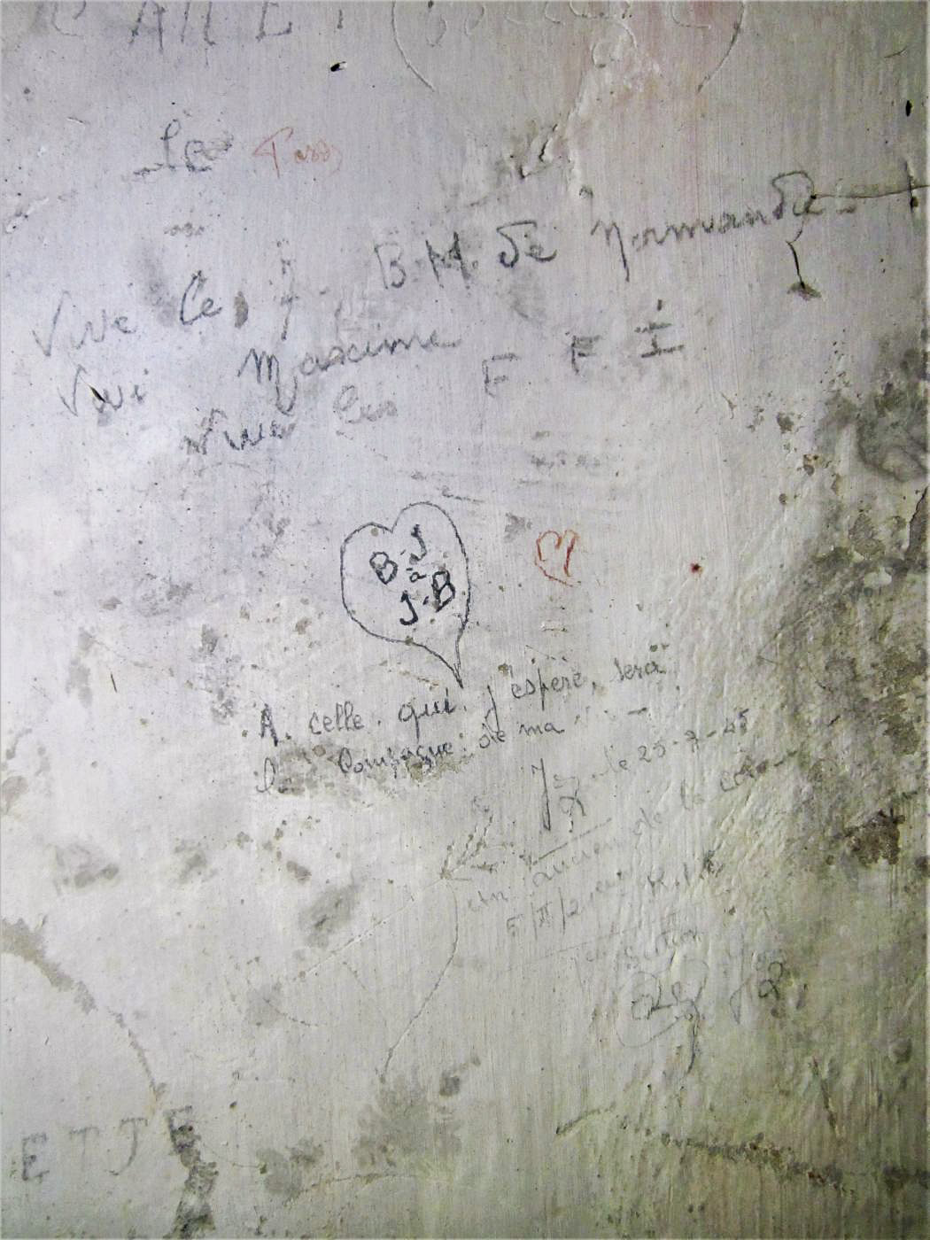 Ligne Maginot - BATTERIE DES PAYSANS - (Cuve pour canon) - Vive la 7 BM de Normandie, Vive Maxime, Vive les FFI
En bas, Graffiti d'un soldat du 21° RIC daté du 25/03/1945 - Gregory Fuchs