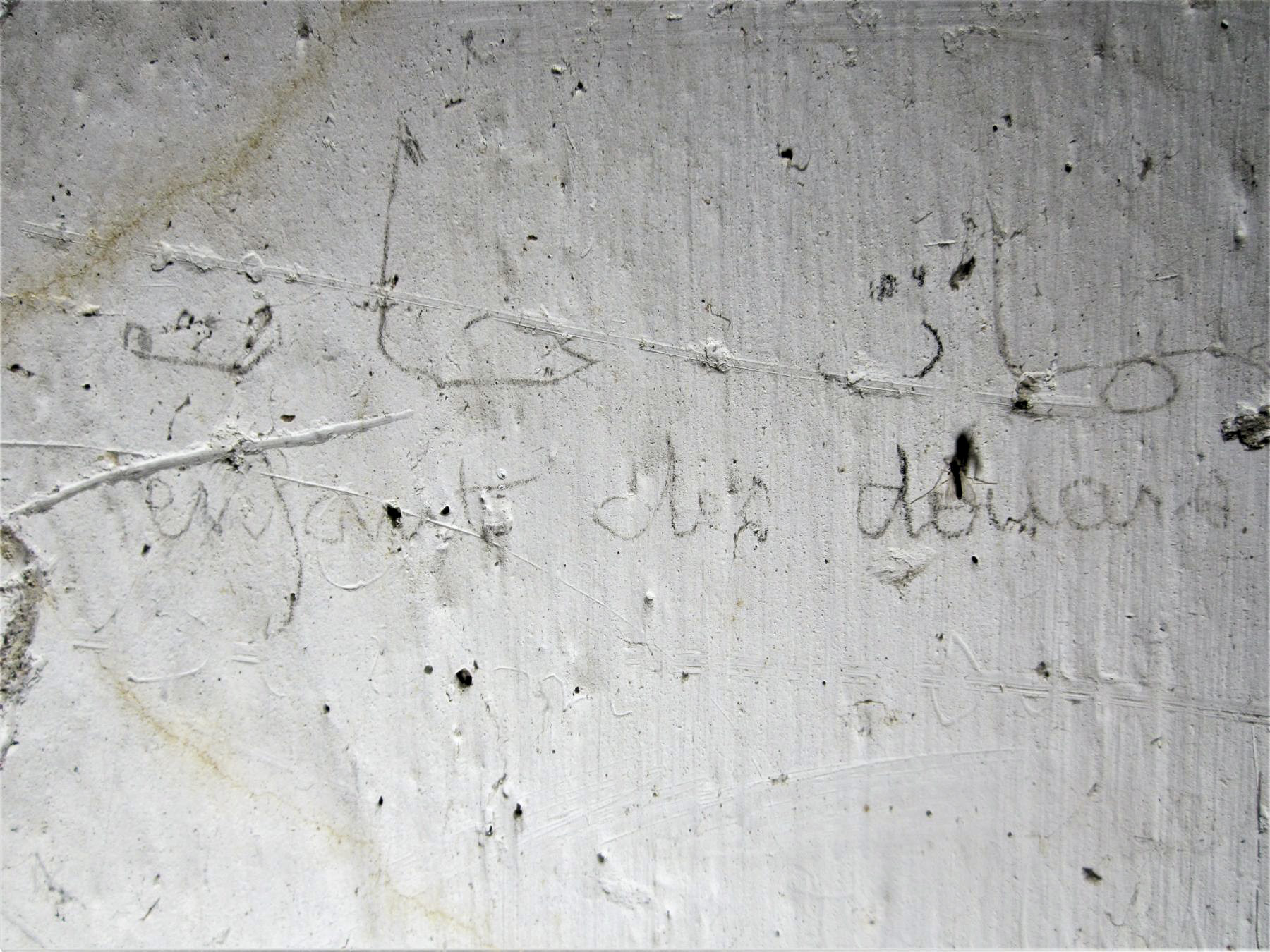 Ligne Maginot - BATTERIE DES PAYSANS - (Cuve pour canon) - Graffiti en arabe suivi de 'enfant des douars' - Gregory Fuchs