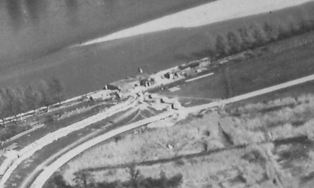 Ligne Maginot - CHAMP DE COURSES - (Casemate d'infanterie - double) - Photo aérienne
On distingue le boyau d'accès à la casemate - Baltzinger Philippe