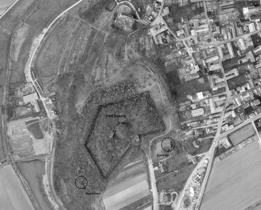 Ligne Maginot - Fort DUCROT et ses casemates d'artillerie (1970) - Le fort DUCROT et ses deux casemates de flanquement - IGN - Géoportail 1970