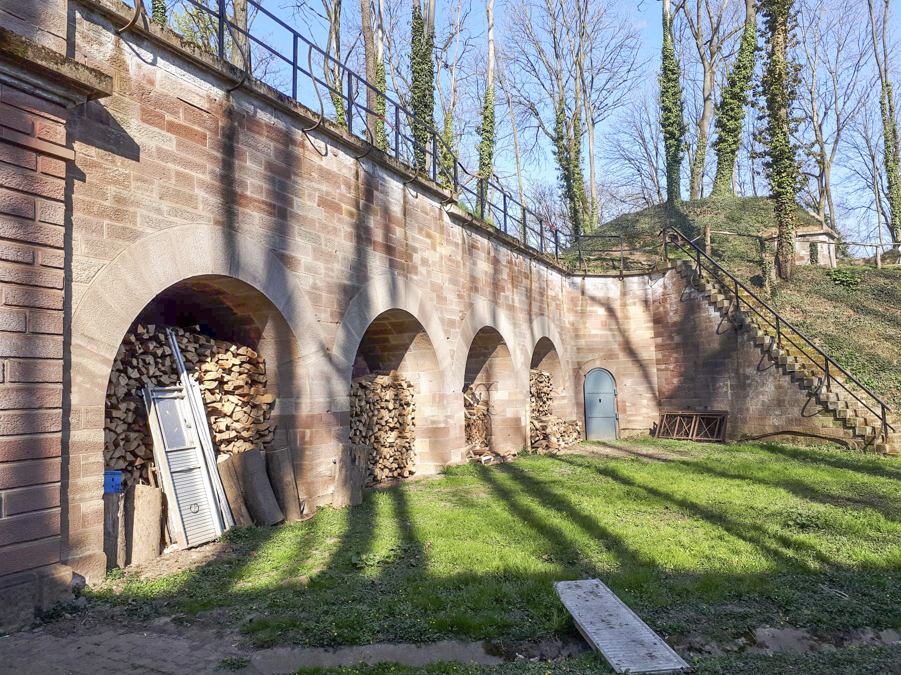 Ligne Maginot - FORT DUCROT - (PC de Secteur) - La cour droite laissée en l'état - Les Gardiens du Rhin