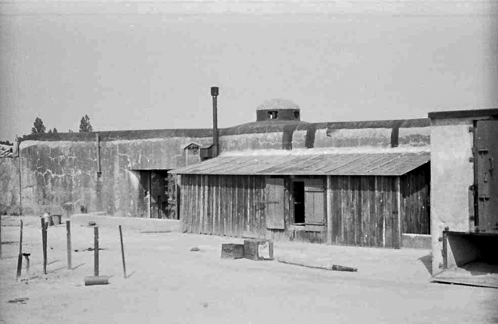 Ligne Maginot - ROHRSCHOLLEN - (Casemate d'infanterie - Double) - Le baraquement contre la façade de l'entrée et la cloche GFM  - Inconnu