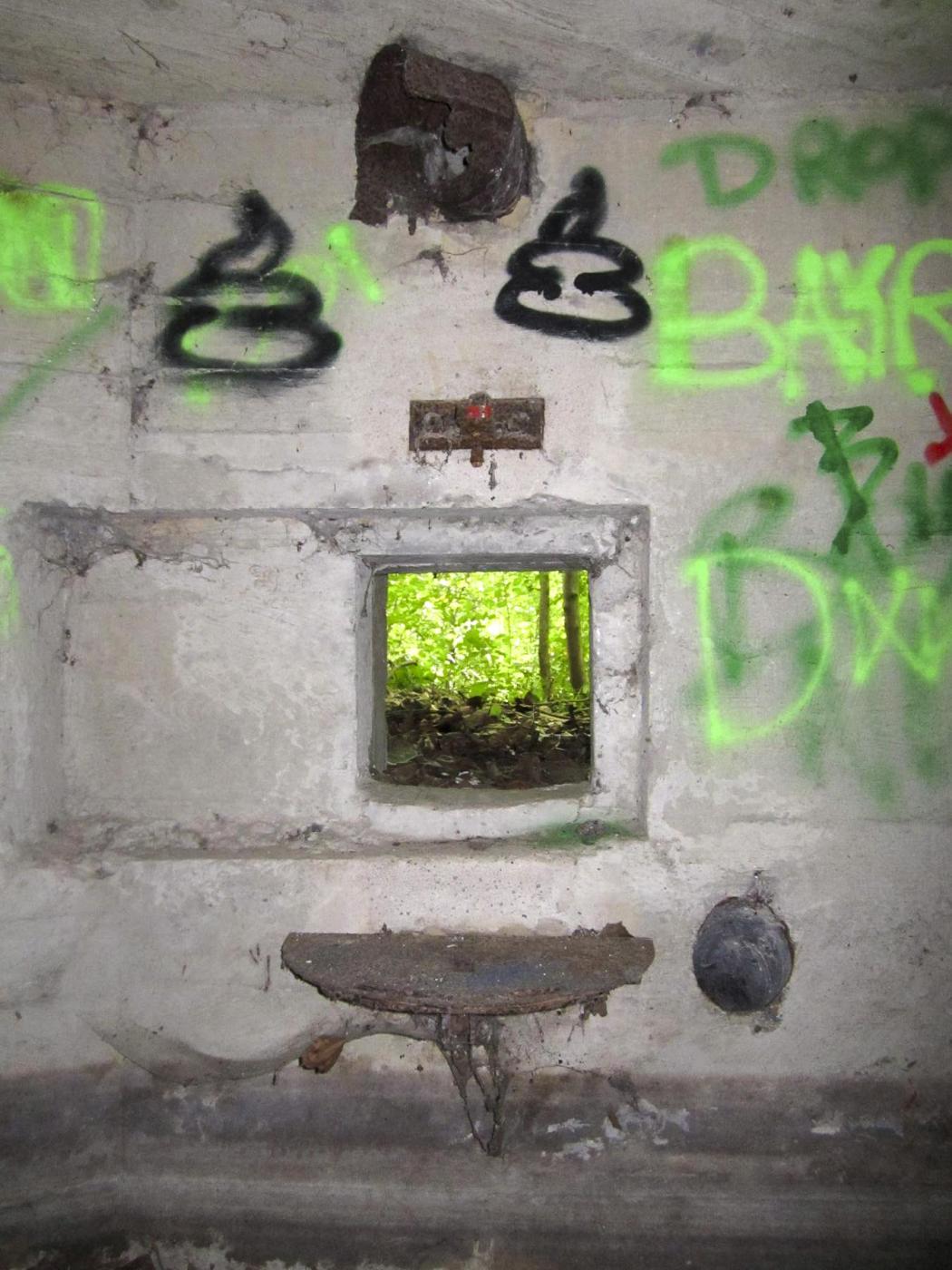 Ligne Maginot - HAUTE DIGUE 2 - (Blockhaus pour arme infanterie) - Chambre de tir 
Créneau mitrailleuse gauche - G.Fuchs