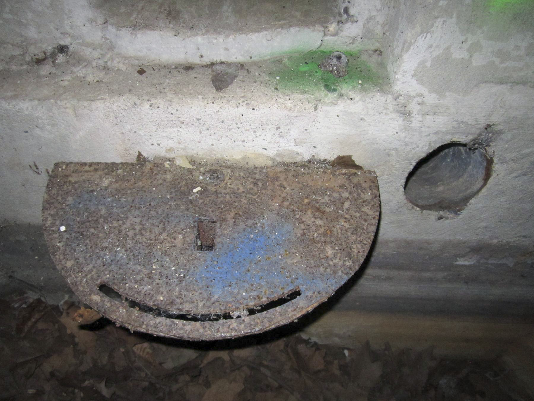 Ligne Maginot - HAUTE DIGUE 2 - (Blockhaus pour arme infanterie) - Chambre de tir
Créneau mitrailleuse gauche
Détail du guide circulaire  - G.Fuchs