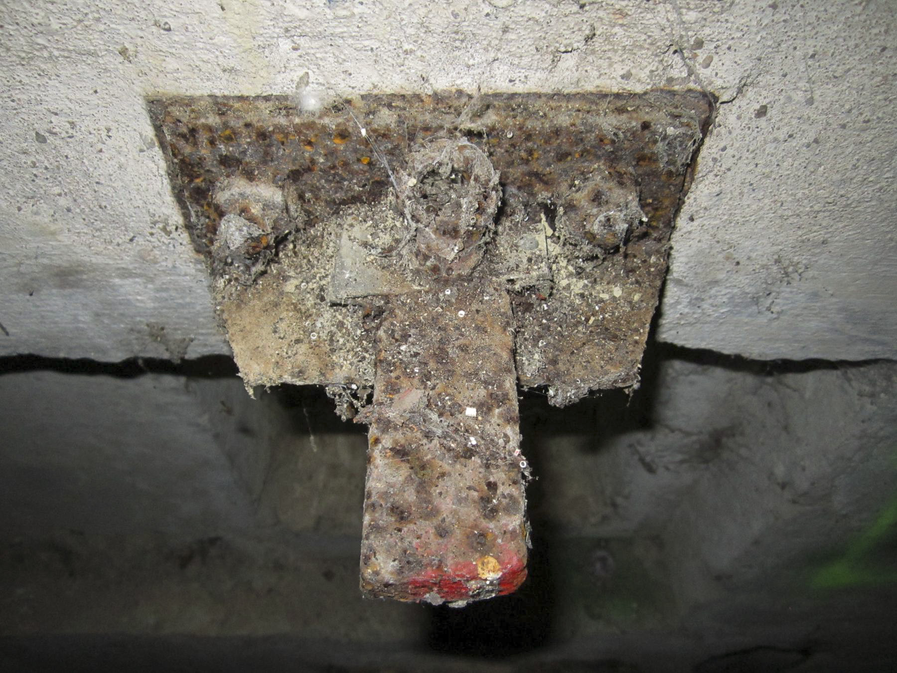 Ligne Maginot - HAUTE DIGUE 2 - (Blockhaus pour arme infanterie) - Chambre de tir
Créneau mitrailleuse gauche
Détail du pivot supérieur  - G.Fuchs