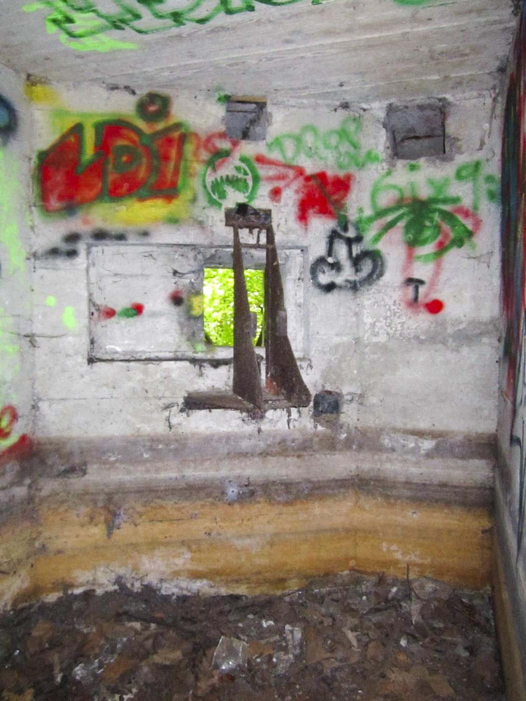 Ligne Maginot - HAUTE DIGUE 2 - (Blockhaus pour arme infanterie) - Créneau mitrailleuse droit - G.Fuchs