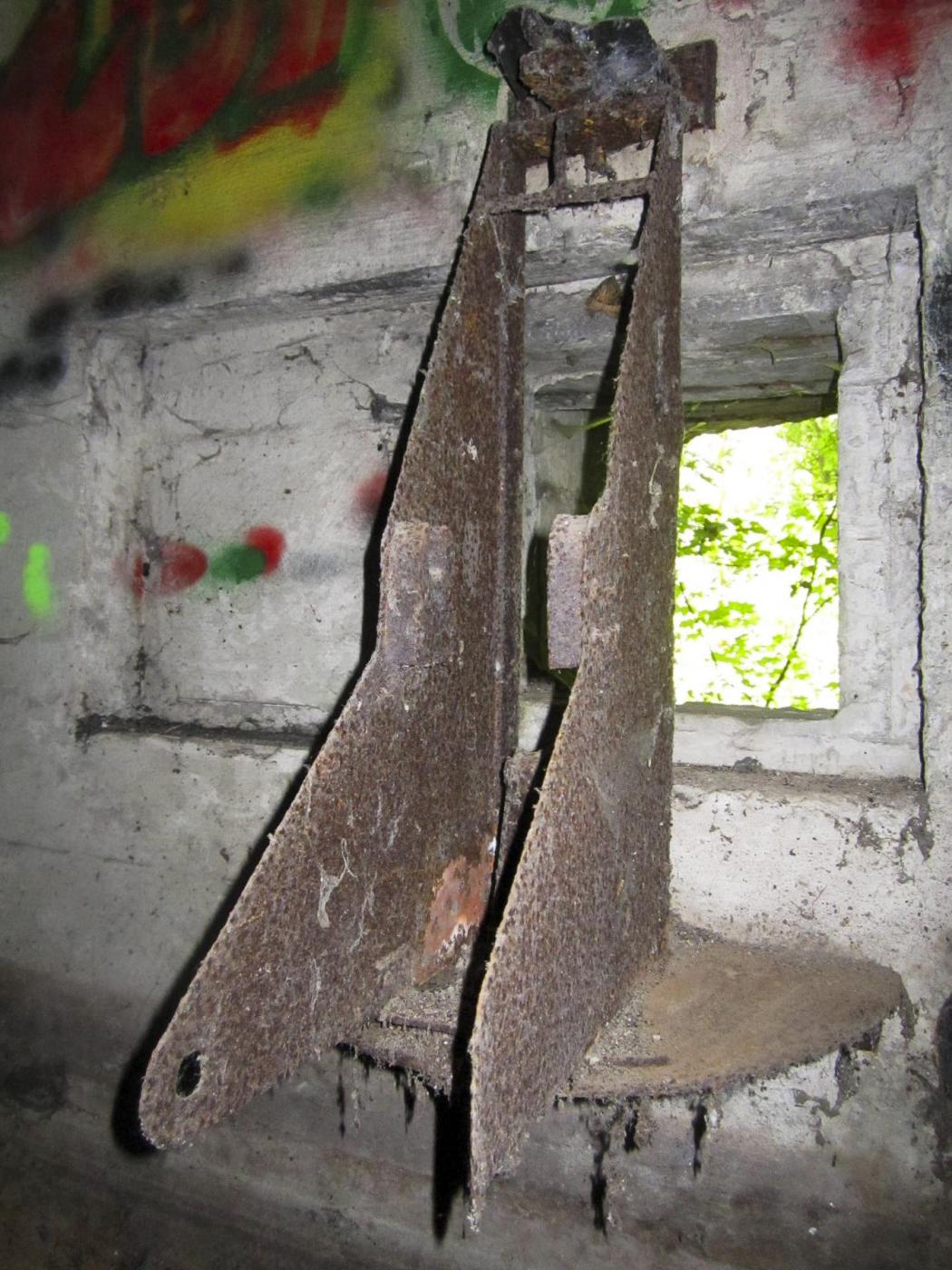 Ligne Maginot - HAUTE DIGUE 2 - (Blockhaus pour arme infanterie) - Créneau mitrailleuse droit
Détail du support d'arme - G.Fuchs