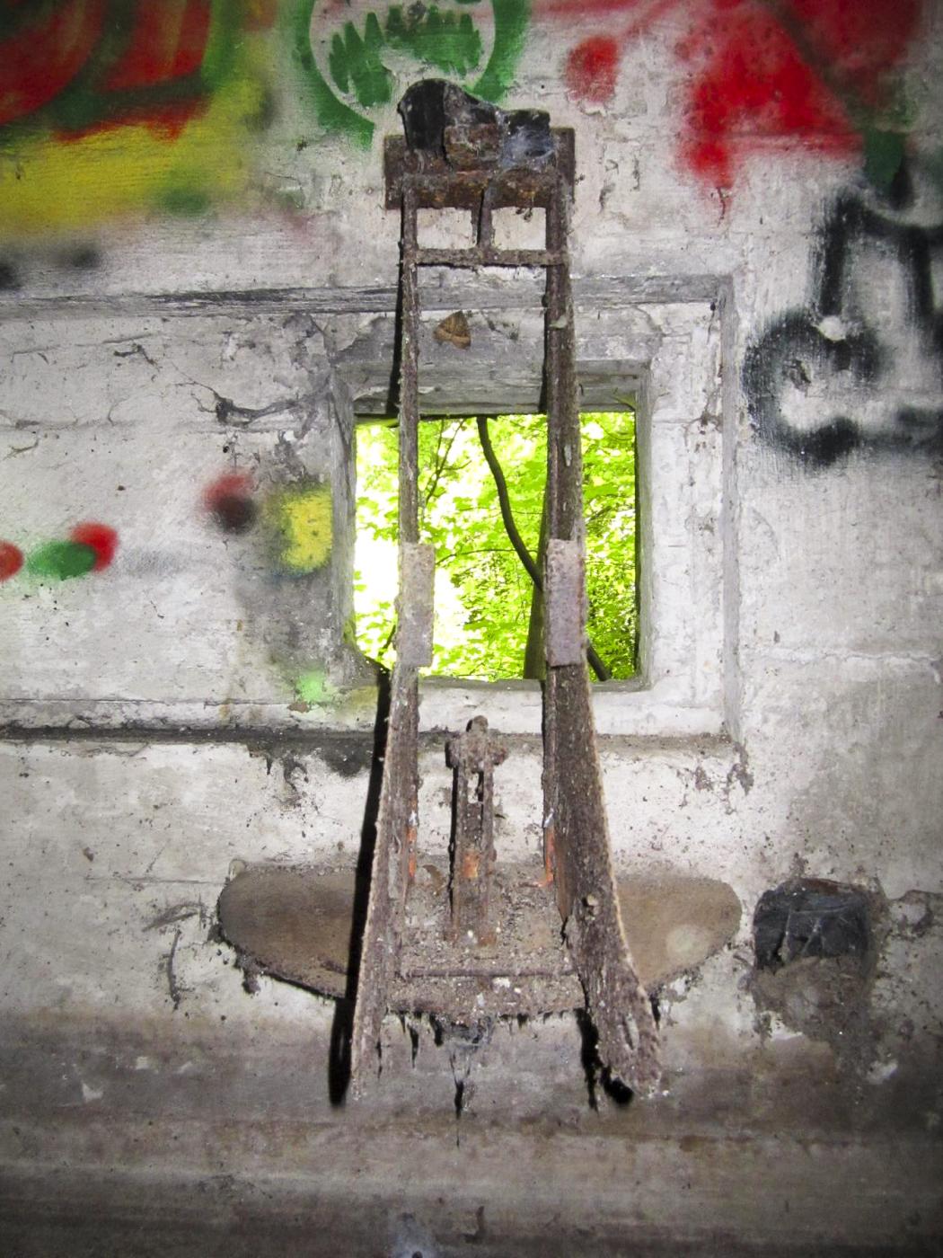 Ligne Maginot - HAUTE DIGUE 2 - (Blockhaus pour arme infanterie) - Créneau mitrailleuse droit
Détail du support d'arme - G.Fuchs