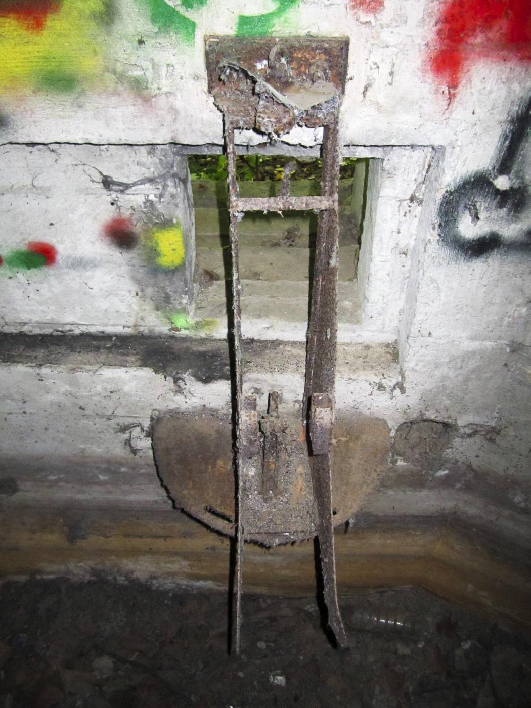 Ligne Maginot - HAUTE DIGUE 2 - (Blockhaus pour arme infanterie) - Créneau mitrailleuse droit
Détail du support d'arme - G.Fuchs