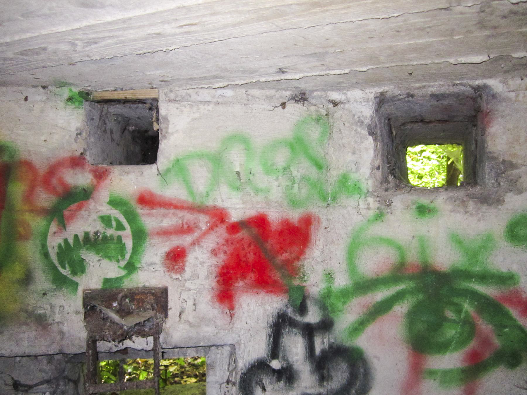 Ligne Maginot - HAUTE DIGUE 2 - (Blockhaus pour arme infanterie) - Réservations pour ventilation au-dessus du créneau mitrailleuse droit - G.Fuchs