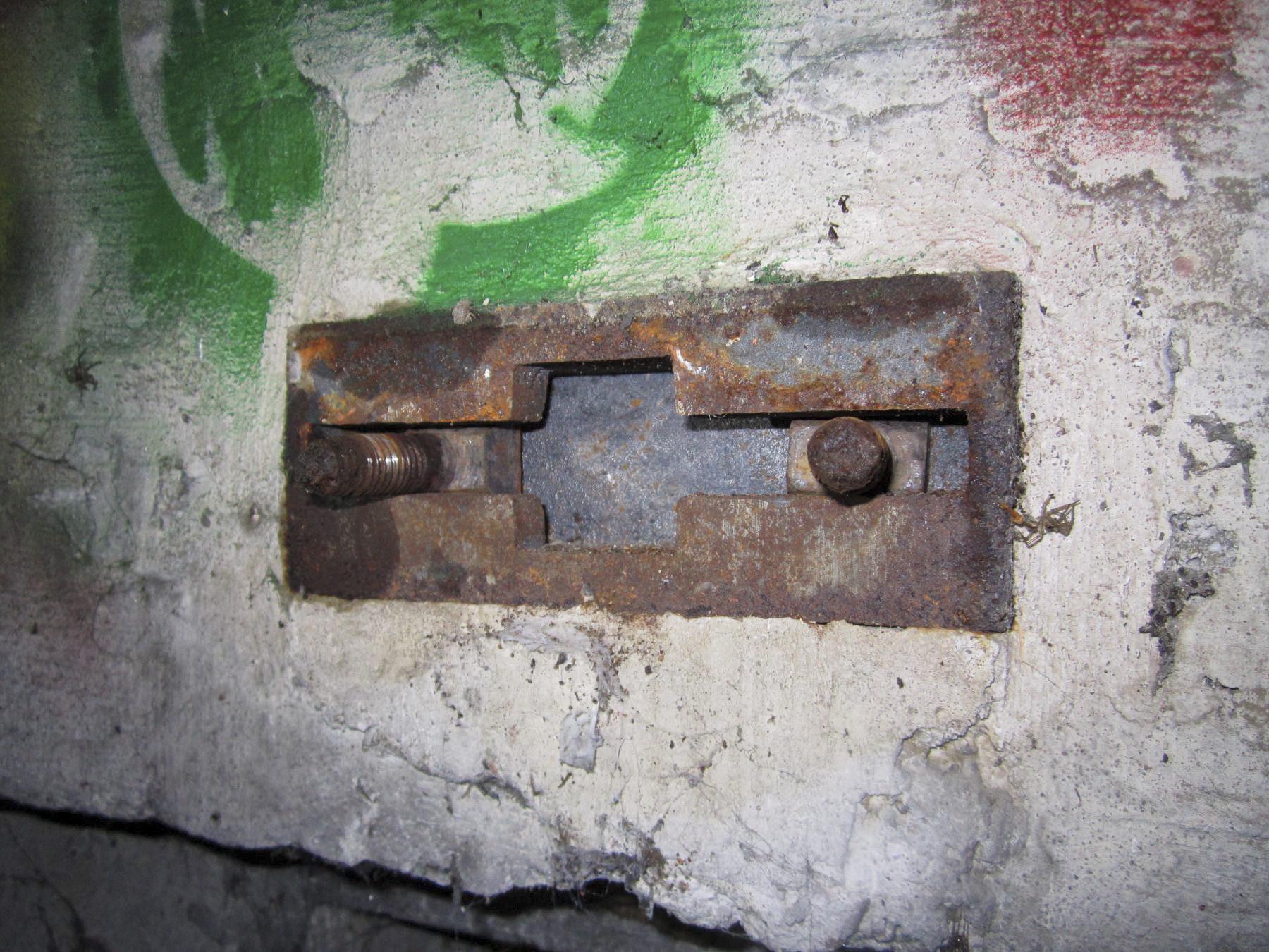 Ligne Maginot - HAUTE DIGUE 2 - (Blockhaus pour arme infanterie) - Détail de la fixation du pivot supérieur - G.Fuchs