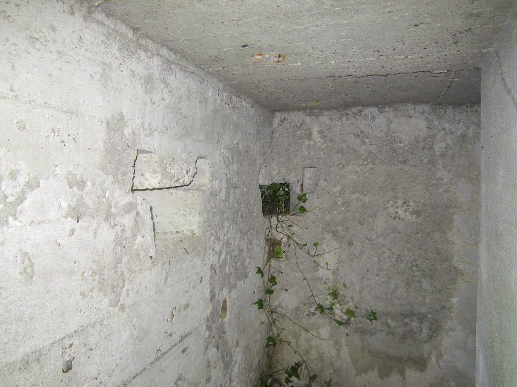 Ligne Maginot - LEUTESHEIM 1 - (Blockhaus pour arme infanterie) - Créneaux dans la chicane d'entrée  - G.Fuchs