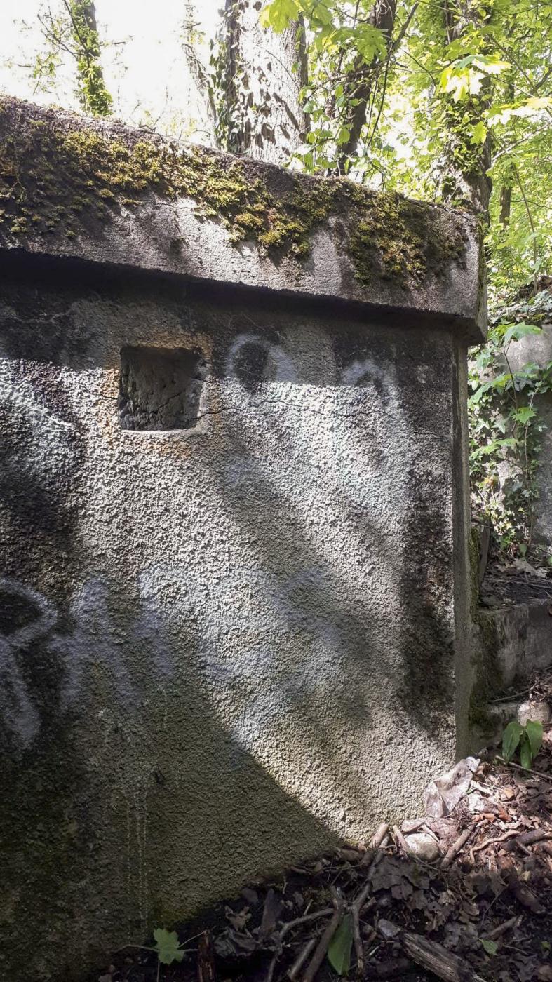 Ligne Maginot - OBERJAEGERHOFF - (Abri) - Le muret munis d'un créneau de fusillade protégeant l'entrée - Gregory Fuchs
