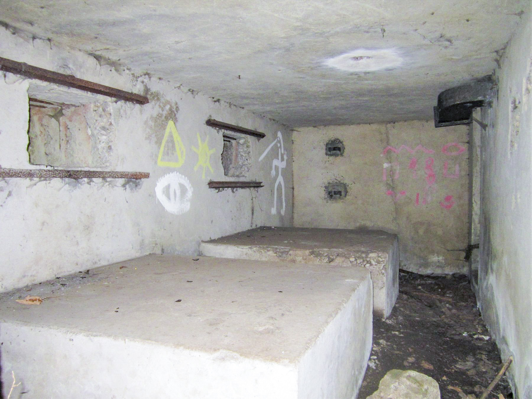 Ligne Maginot - OBERJAEGERHOFF - (Abri) - Créneaux et supports des mitrailleuses - Gregory Fuchs