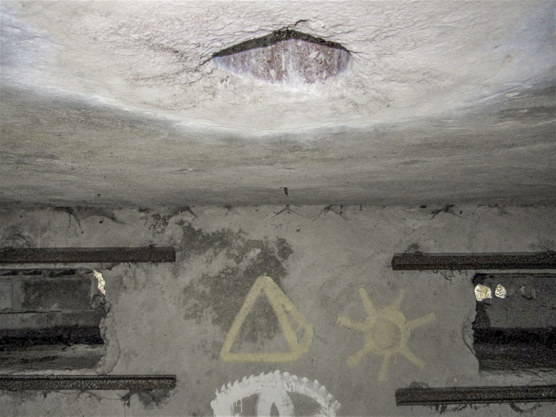 Ligne Maginot - OBERJAEGERHOFF - (Abri) - L'orifice périscopique entre les deux créneaux - Gregory Fuchs