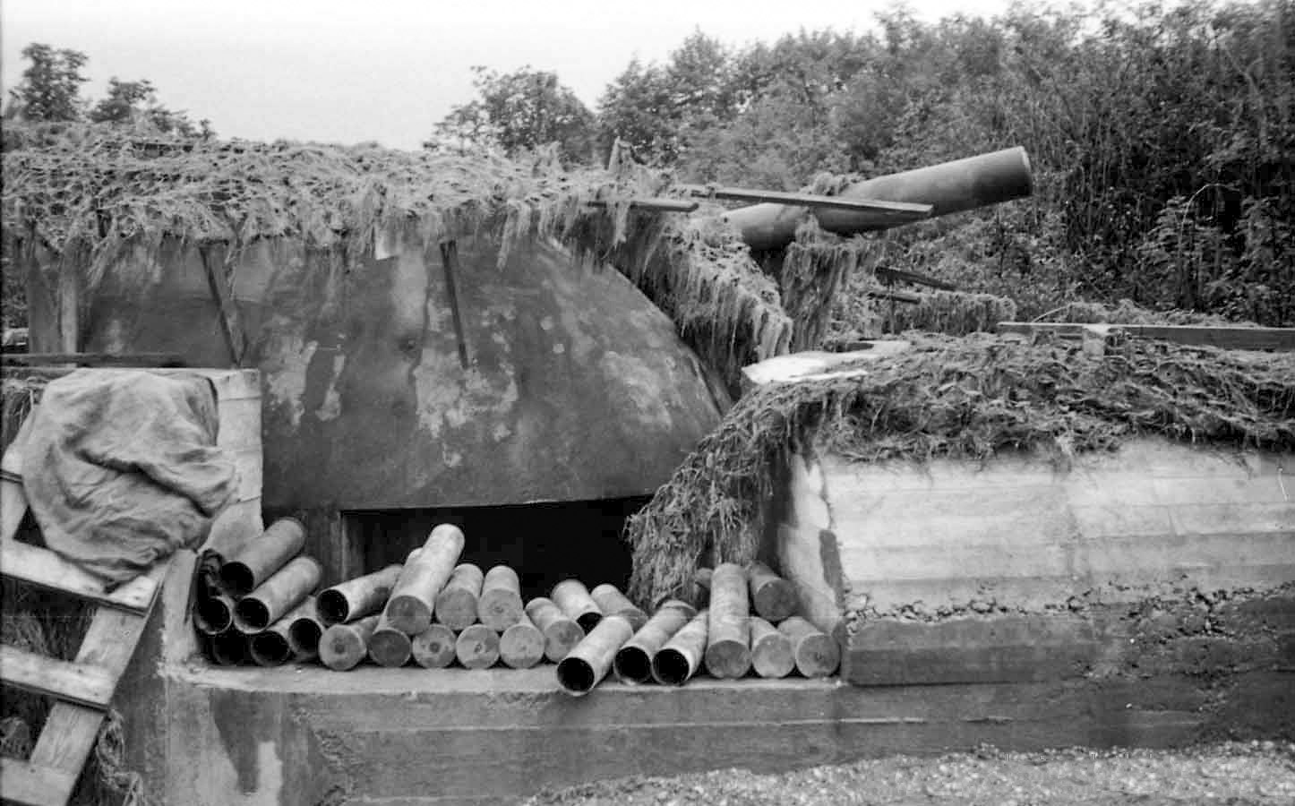Ligne Maginot - OUVRAGE NEY-RAPP - (Position d'artillerie préparée) - La cuve nord et son canon de 10 cm KiSL
Les douilles attestent que la batterie a tirée en 1940 - inconnu