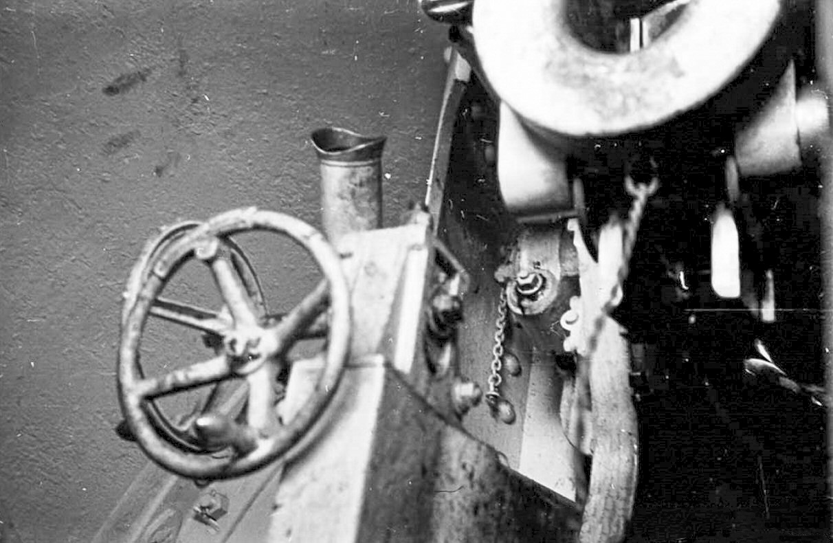 Ligne Maginot - OUVRAGE NEY-RAPP - (Position d'artillerie préparée) - Culasse, volants de pointage et lunette de visée d'un canon de 10 cm KiSL - inconnu